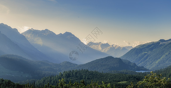 瑞士格劳本登州圣贝纳迪诺山口高谷的阳光照射图片