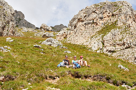 在奥地利岩石山坡的徒步旅行者图片