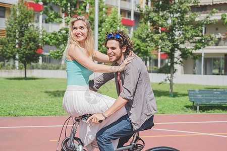 在公园骑自行车的夫妇团结高清图片素材