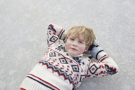 躺在瑞典加夫勒冰冻湖上的男孩图片