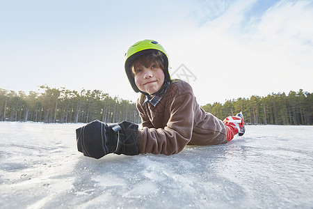在瑞典加夫勒的冰冻湖上图片