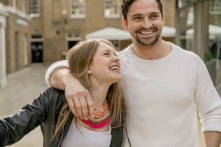 幸福的年轻夫妇在英国伦敦王路白天高清图片素材
