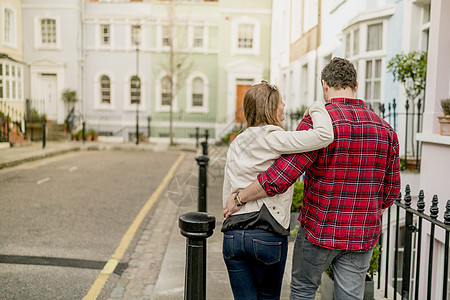 年轻夫妇在英国伦敦KingsRoad散步年轻女子高清图片素材