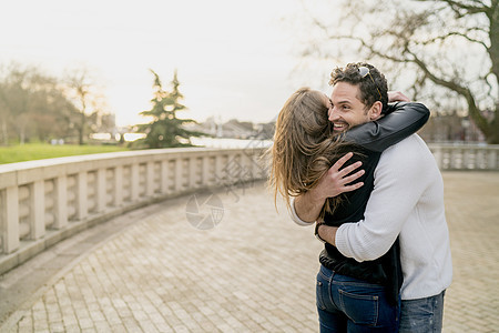 在英国伦敦Battersea公园抱的年轻快乐夫妇彼此高清图片素材