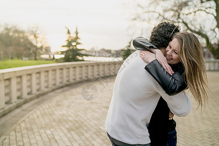 在英国伦敦Battersea公园拥抱的浪漫情侣，爱情，异性伴侣高清图片素材