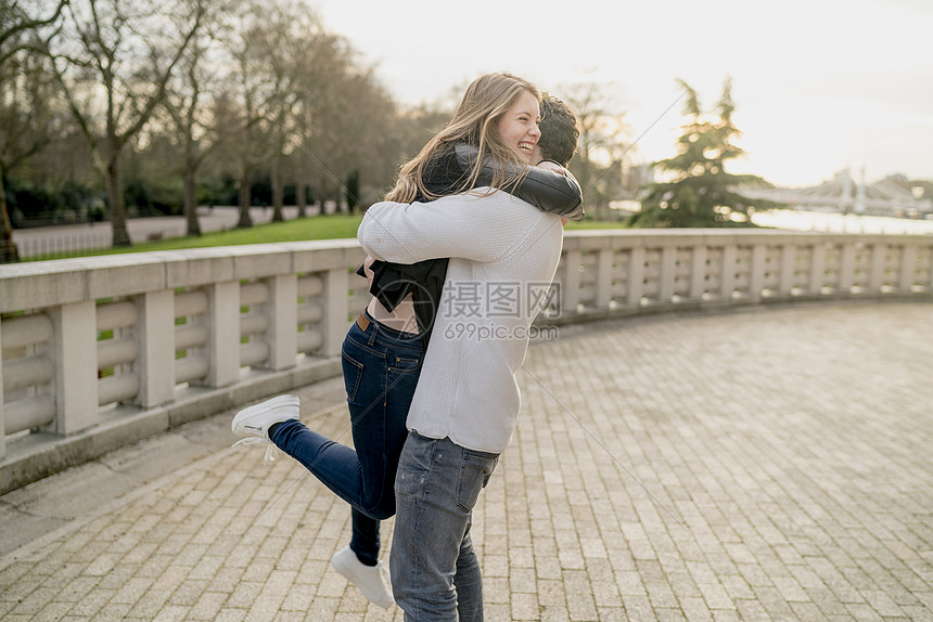 在英国伦敦Battersea公园拥抱女友的浪漫青年男子，爱情，美好，