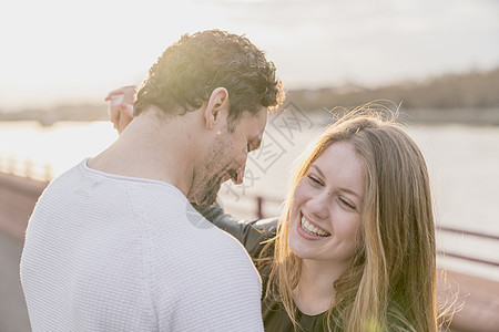 日落时在滨海的罗马夫妇英国伦敦巴特海公园浪漫高清图片素材