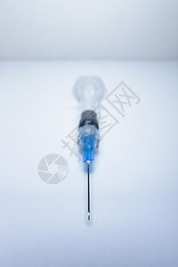 密封小瓶和一次塑料医疗注射器中的药物图片