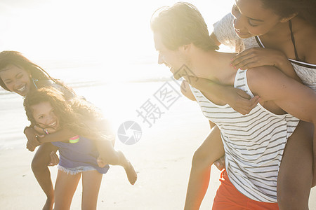 在南非开普敦日光海滩朋友的男女青年图片