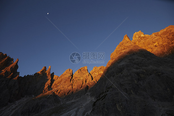 意大利南蒂罗尔州日落时的岩石山图片