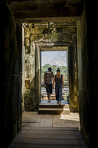 参观柬埔寨暹粒吴哥窟寺院两对夫妇图片