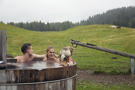 四个成年朋友在农村热浴缸中放松奥地利提罗尔州萨特贝加姆图片