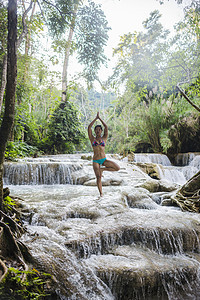 瀑布中做瑜伽的女性图片