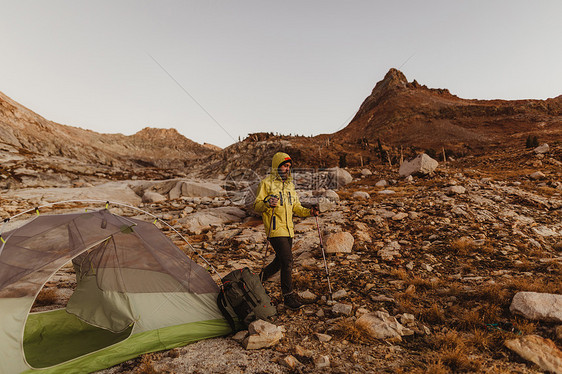 美国加利福尼亚州塞科公园帐篷边的旅行者图片