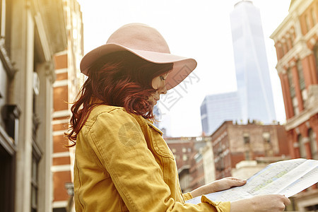 美国纽约曼哈顿街上红色头发的女游客图片