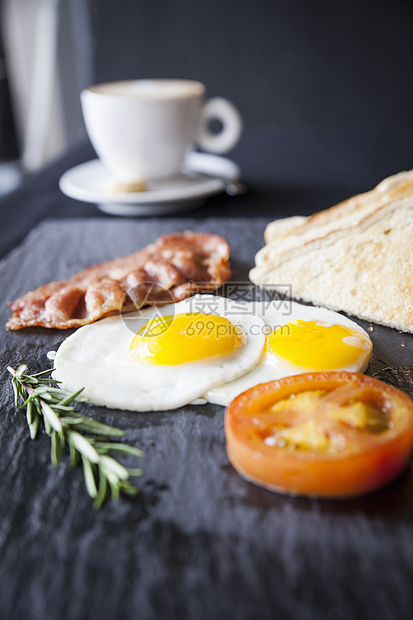 烤培根炒鸡蛋和番茄早餐图片