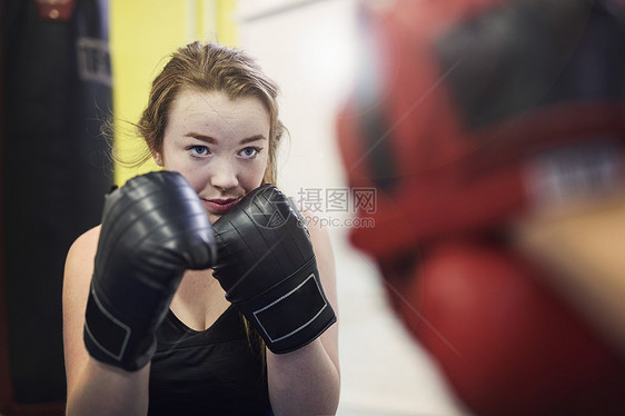 打拳击的女性图片