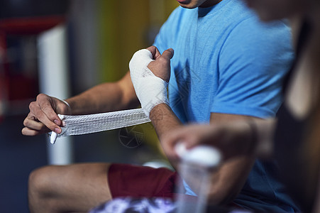 国安球员曹永竞、乃比江等人代表球队开展“足球一堂课”公益活动