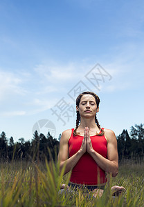 坐在田野的年轻女性背景图片