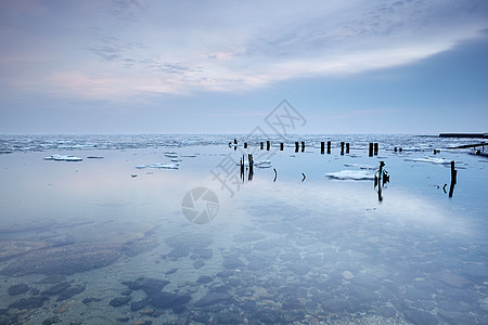 冰冻的海面上的金属物体乌克兰敖德萨图片