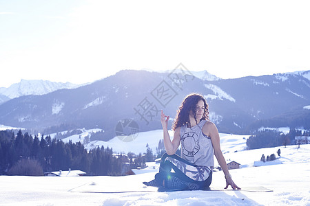 女人在冬天的日光下练习瑜伽图片