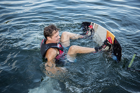意大利皮埃蒙特湖里划水的男人图片