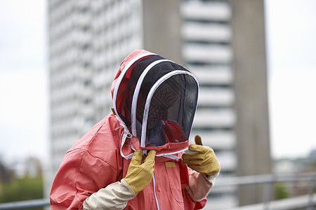 戴头套的养蜂人图片
