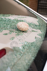撞碎车窗的石头图片
