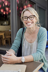 咖啡厅里微笑的成年女子图片