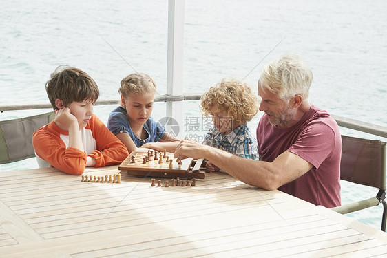 祖父和孙子在下象棋图片