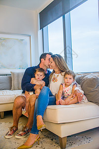 一家人坐在沙发上父母在接吻图片