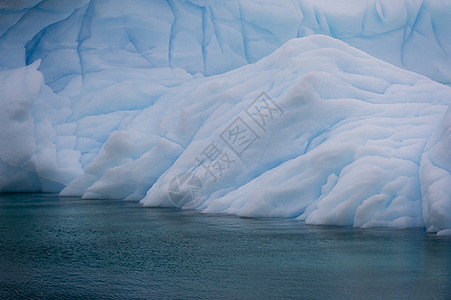 南极勒梅尔海峡的冰山图片