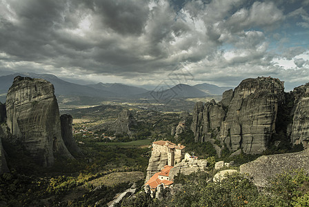 希腊岩石山上的修道院图片