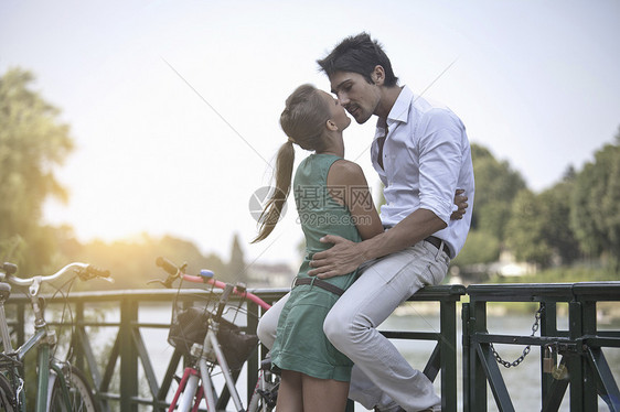 意大利皮埃蒙特都灵年轻情侣拥抱亲吻图片