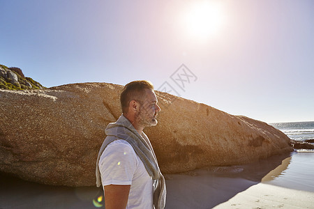 南非开普敦海滩观视景的成熟男子站立在南非开普敦图片