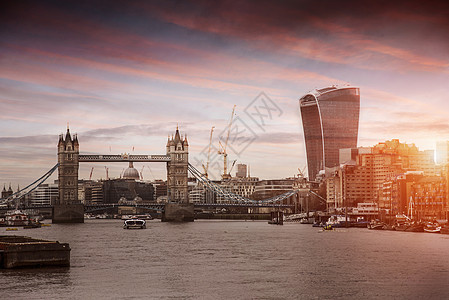 伦敦日落时市风景显示塔桥对讲机泰晤士河英国伦敦图片
