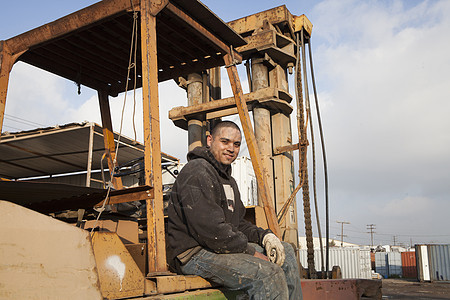 在建筑工地使用重型机械工作的男子图片