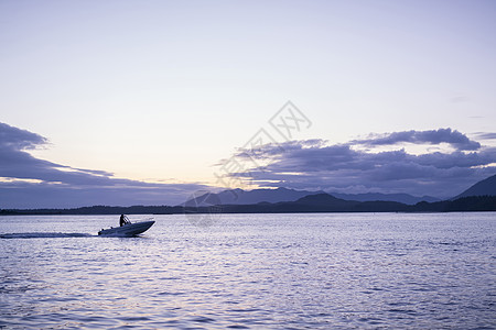 加拿大温哥华岛太平洋环公园开着水上快艇的男子图片