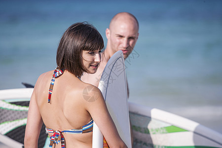 海边冲浪板的情侣图片