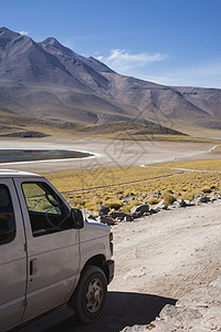 智利圣佩德罗阿塔卡马湖与车辆图片