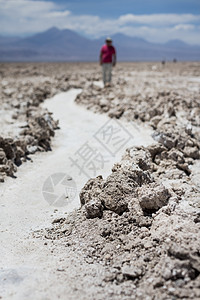 智利圣佩德罗阿塔卡马沙漠中行走的人图片