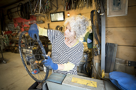 在自行车修理店工作的妇女图片
