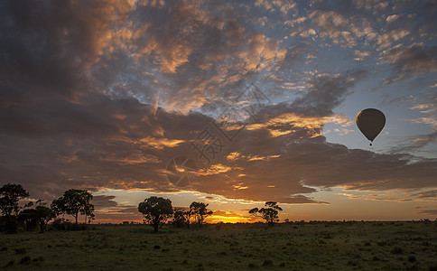 肯尼亚保留地日出时非洲草原上空热气球高清图片