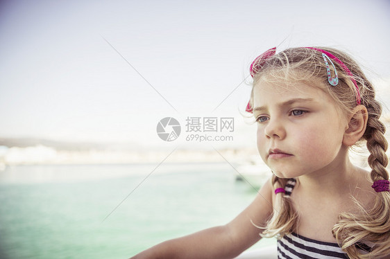 水附近年轻女孩的肖像沉浸表情图片