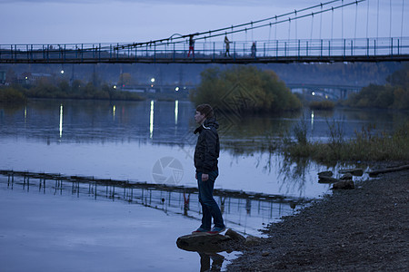 俄罗斯朱索沃伊行人桥上的年轻人背景图片