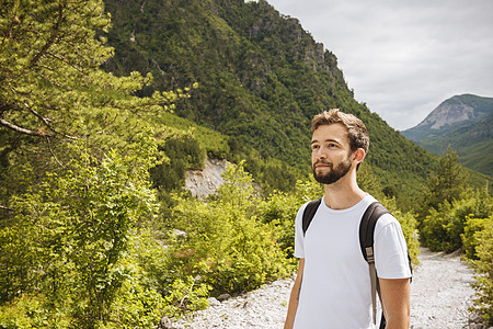 站在山路上远望的男人图片