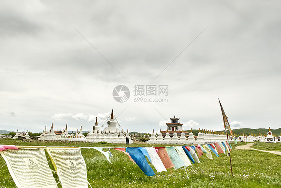 四川瓦切塔林寺的祈祷旗图片