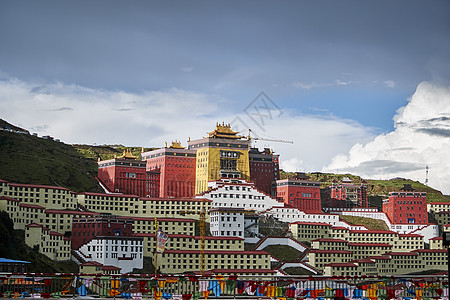 山坡上的寺庙和村庄图片