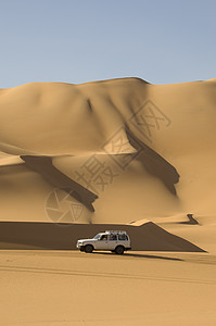 撒哈拉沙漠上行驶的越野车图片
