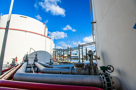 生物燃料厂的储油罐和工业管道图片